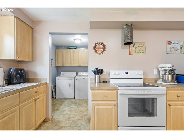 220 WELLS Rd, Oakland, OR 97462