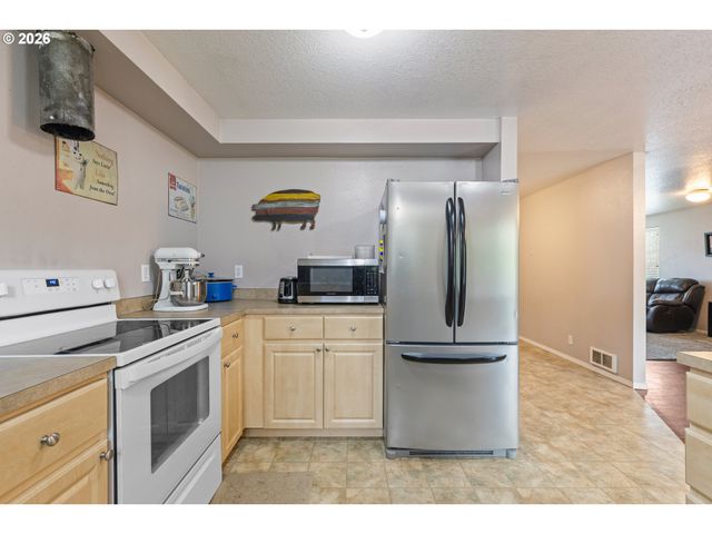 220 WELLS Rd, Oakland, OR 97462