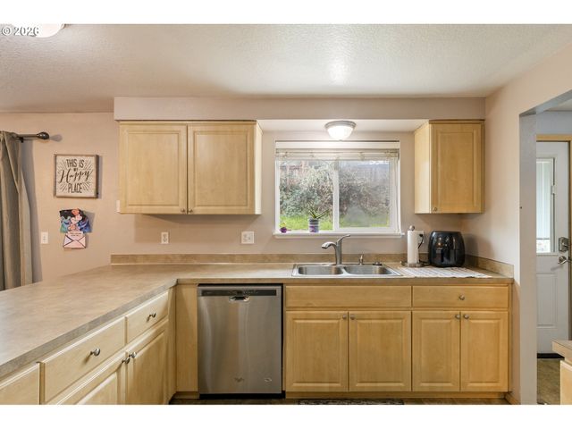 220 WELLS Rd, Oakland, OR 97462
