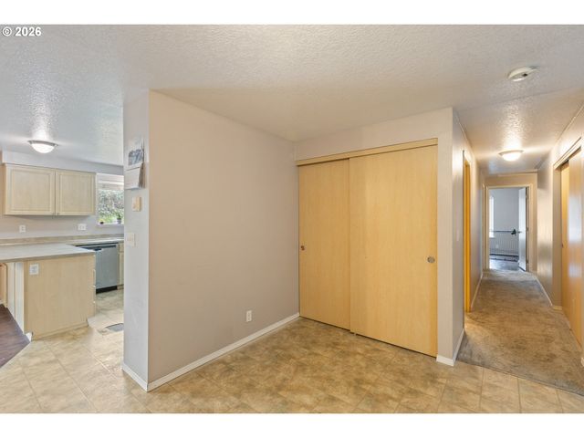 220 WELLS Rd, Oakland, OR 97462