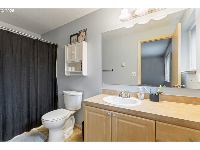 220 WELLS Rd, Oakland, OR 97462