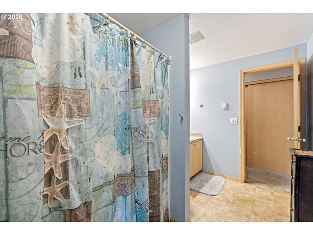 220 WELLS Rd, Oakland, OR 97462