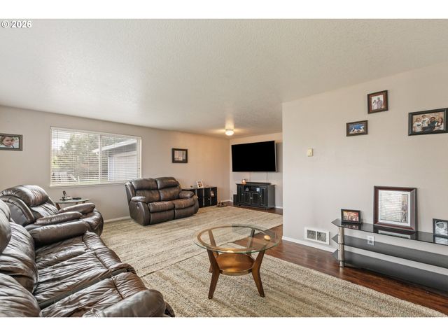 220 WELLS Rd, Oakland, OR 97462