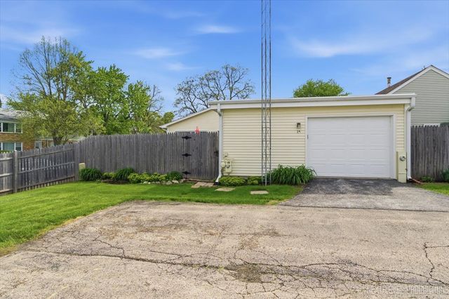 25 Garden Drive 1, Montgomery, IL 60538