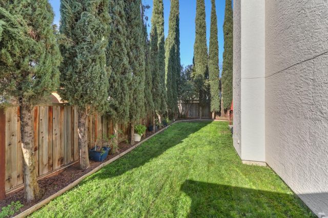 8913 Palmerson Dr, Antelope, CA 95843