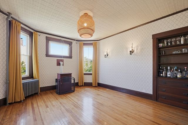 24 Main St, Upton, MA 01568