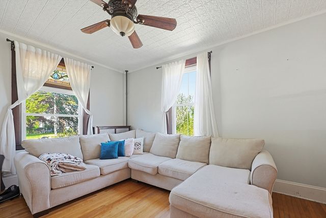 24 Main St, Upton, MA 01568