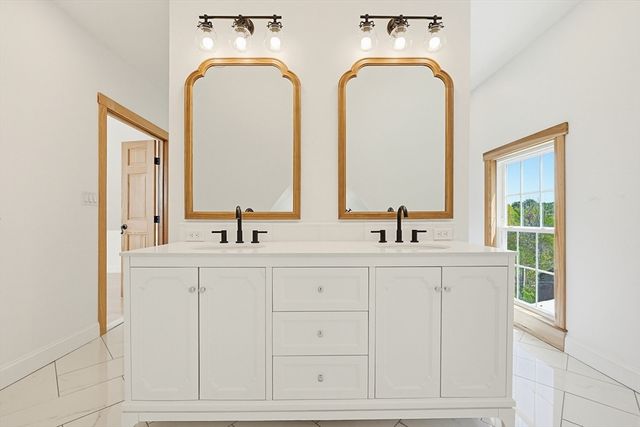 24 Main St, Upton, MA 01568