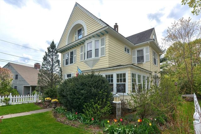 24 Main St, Upton, MA 01568