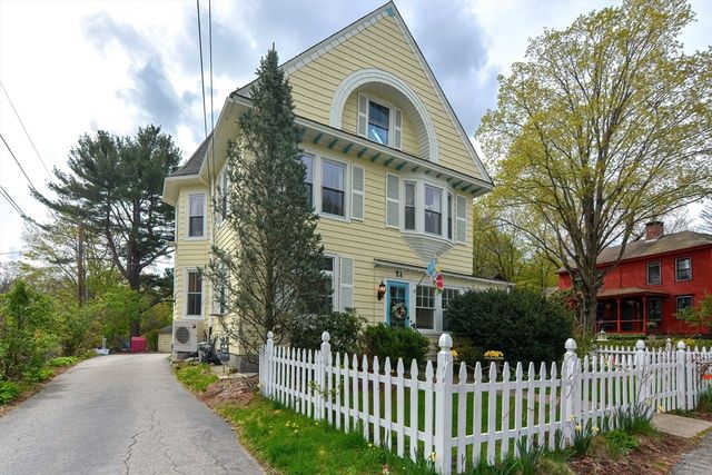 24 Main St, Upton, MA 01568
