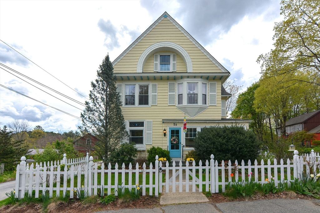 24 Main St, Upton, MA 01568