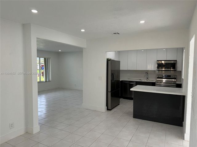 2400 N 57th Way, Hollywood, FL 33021