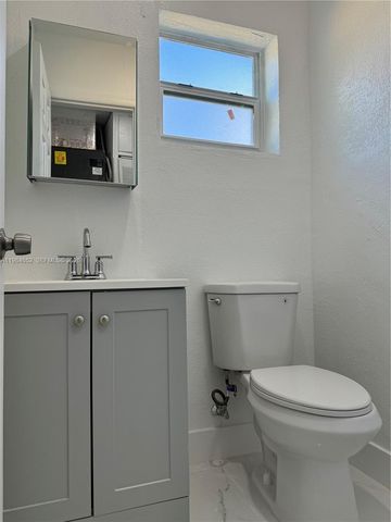 2400 N 57th Way, Hollywood, FL 33021