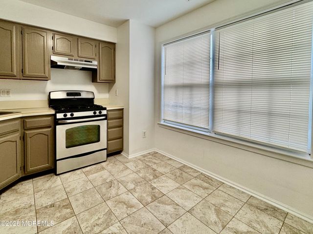 407 Hampton Court, Manalapan, NJ 07726