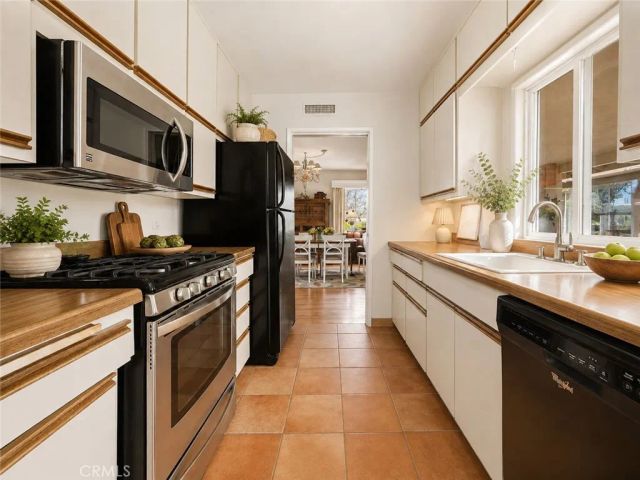 754 W 9th, Claremont, CA 91711