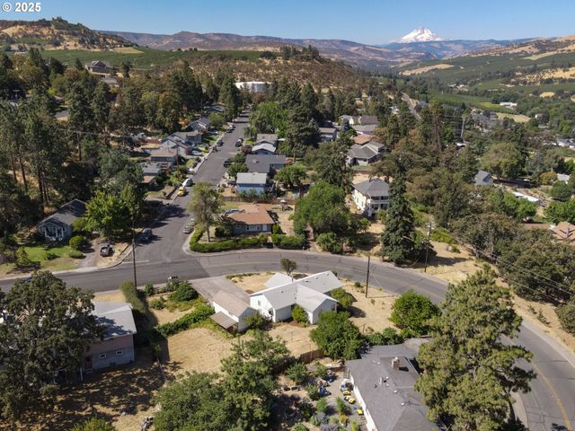 1835 W SCENIC Dr, The Dalles, OR 97058