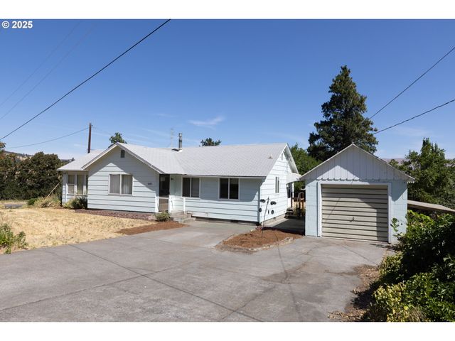 1835 W SCENIC Dr, The Dalles, OR 97058