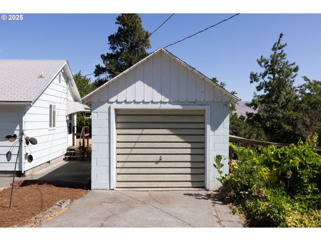 1835 W SCENIC Dr, The Dalles, OR 97058