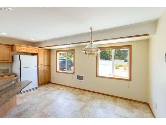 1835 W SCENIC Dr, The Dalles, OR 97058