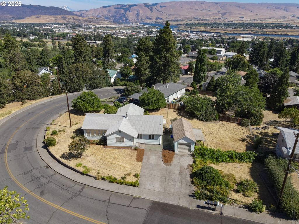 1835 W SCENIC Dr, The Dalles, OR 97058