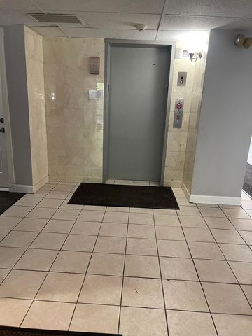 1000 S Lorraine Road 214, Wheaton, IL 60189