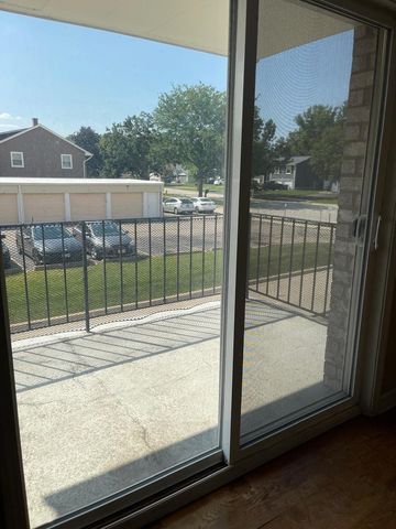 1000 S Lorraine Road 214, Wheaton, IL 60189