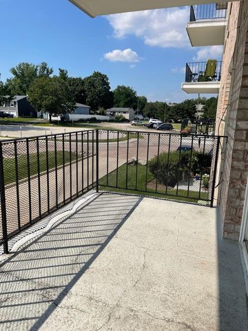 1000 S Lorraine Road 214, Wheaton, IL 60189