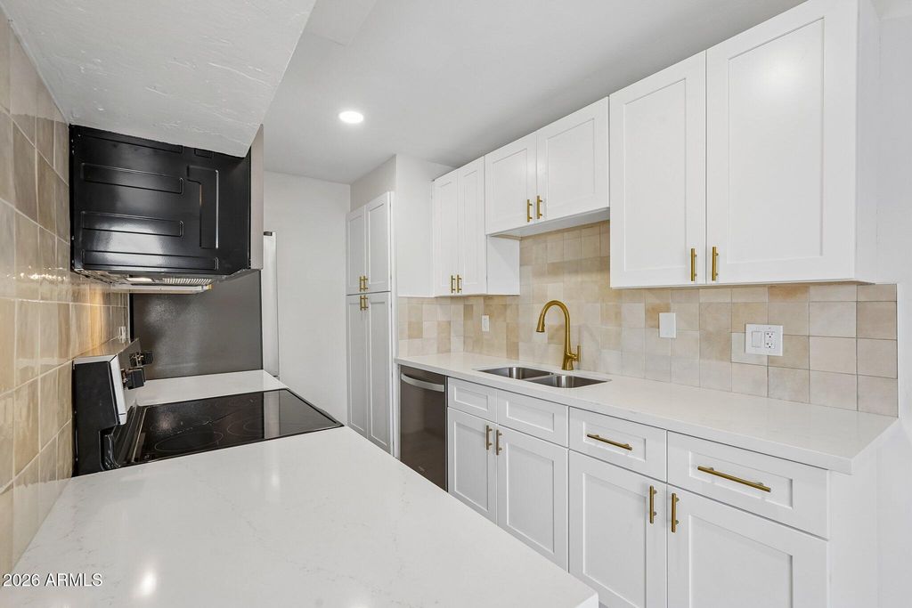 5919 W GOLDEN Lane, Glendale, AZ 85302 — photo 4