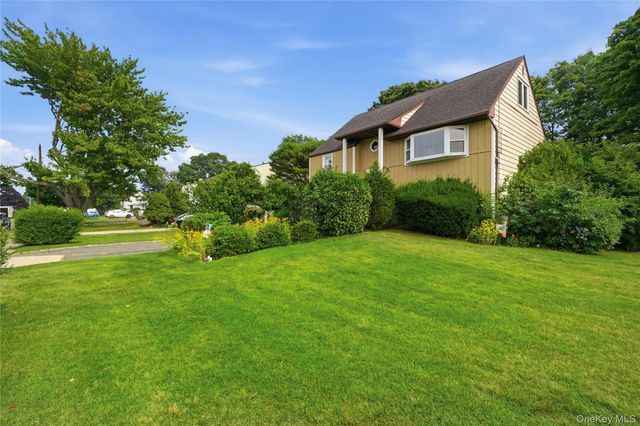 100 Harrisburg Street, Bay Shore, NY 11706
