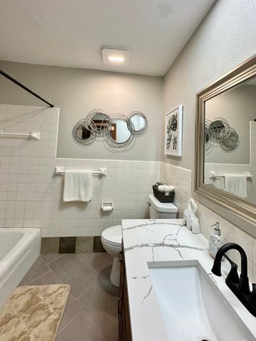 11900 Highland View Circle, Burnsville, MN 55337