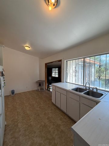 6202 TRAIL VALLEY DR, San Antonio, TX 78242
