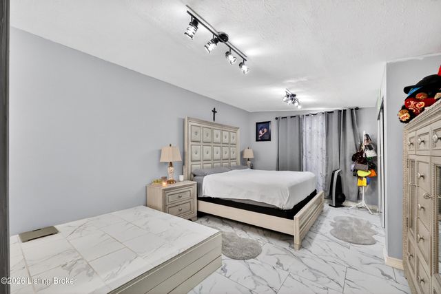 5114 Frey Dr, Louisville, KY 40219