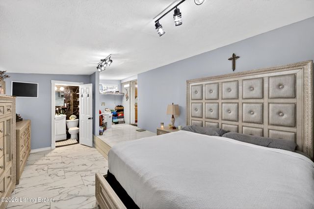 5114 Frey Dr, Louisville, KY 40219