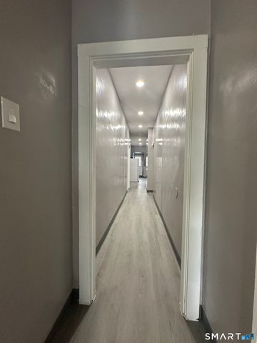 402 Sigourney Street 3rd Floor, Hartford, CT 06112
