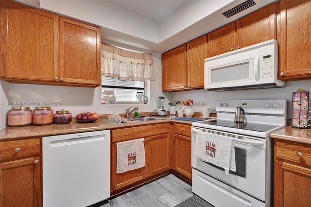 7610 SW 82nd St J207, Miami, FL 33143