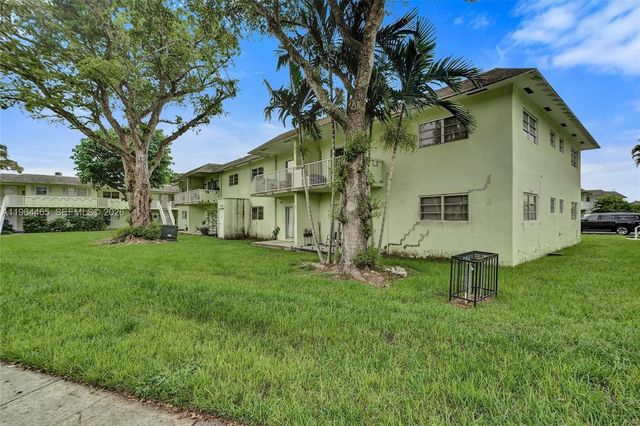 7610 SW 82nd St J207, Miami, FL 33143