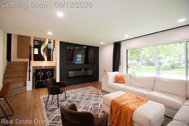 2911 Aldgate Drive, Bloomfield Hills, MI 48304