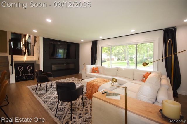 2911 Aldgate Drive, Bloomfield Hills, MI 48304