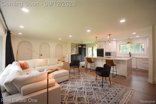 2911 Aldgate Drive, Bloomfield Hills, MI 48304