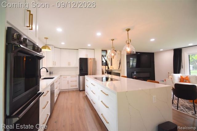 2911 Aldgate Drive, Bloomfield Hills, MI 48304