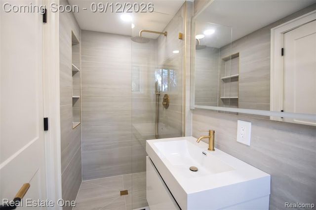 2911 Aldgate Drive, Bloomfield Hills, MI 48304