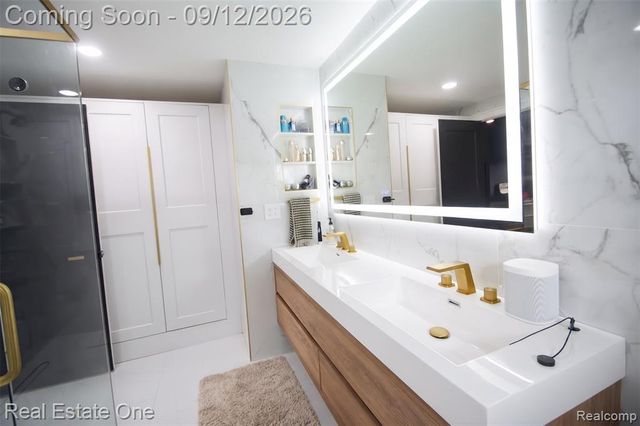 2911 Aldgate Drive, Bloomfield Hills, MI 48304