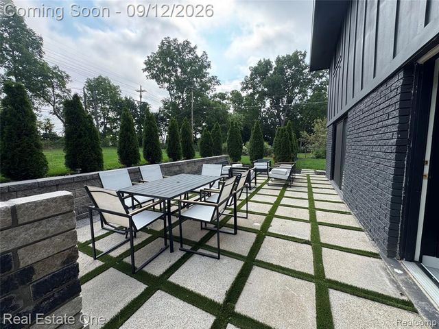 2911 Aldgate Drive, Bloomfield Hills, MI 48304