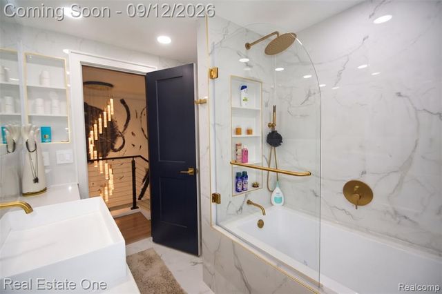 2911 Aldgate Drive, Bloomfield Hills, MI 48304