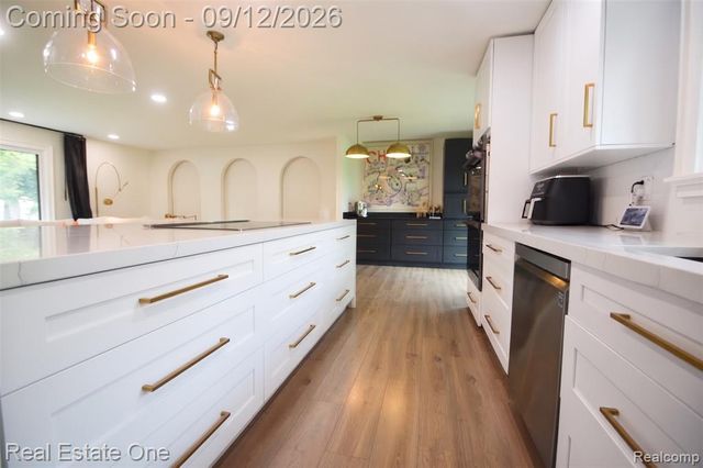 2911 Aldgate Drive, Bloomfield Hills, MI 48304
