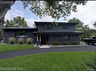 2911 Aldgate Drive, Bloomfield Hills, MI 48304