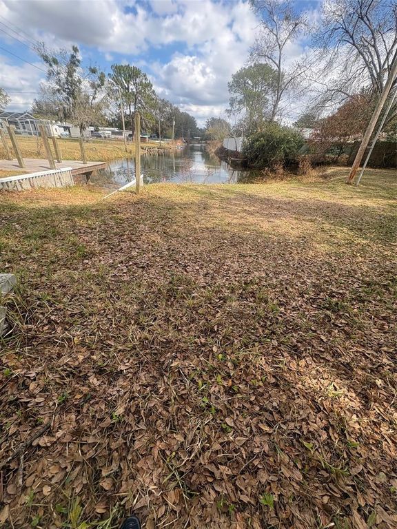 Image 5 of property listing at 337 WATERVIEW DRIVE, Polk City, FL 33868