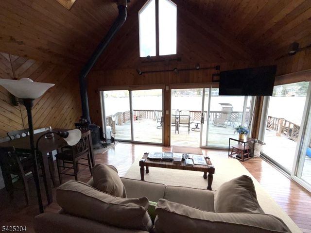 423 Lakeside Blvd, Hopatcong Boro, NJ 07843