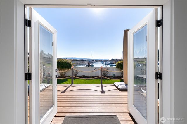 2251 Mariner Beach Drive, Oak Harbor, WA 98277