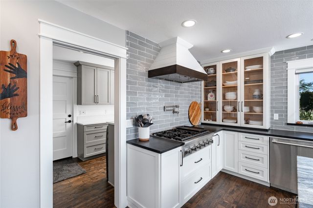 2251 Mariner Beach Drive, Oak Harbor, WA 98277